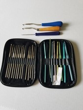 25 Assorted Crotchet Hooks all Metal 21 Boye In Nice Case