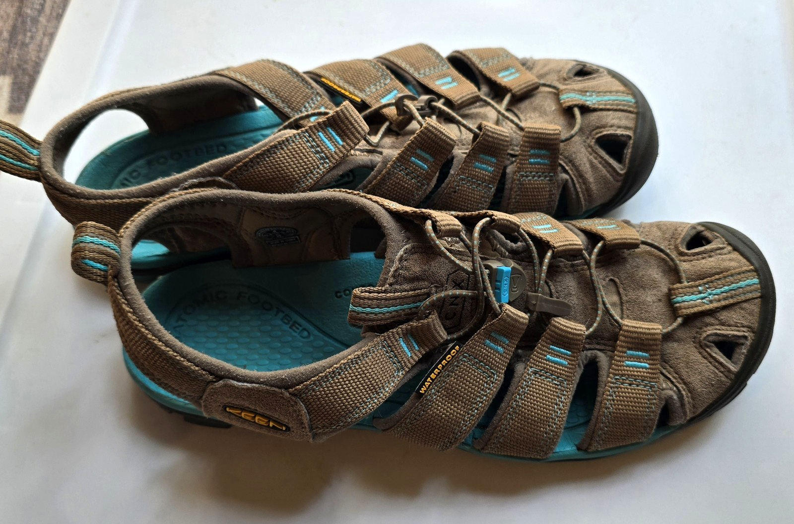 Sandali da trekking impermeabili Keen da donna taglia 9 punta elastica in corda marrone verde acqua