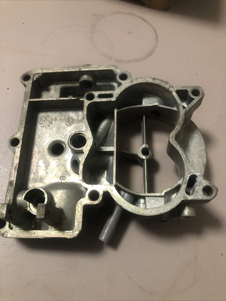 Oldsmobile F85 Rochester 1962 montaje de bocina de carburador en caja nos 7021539 Foto 3 de 4