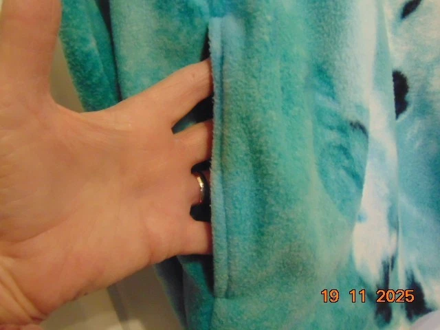 Ladies Fleece Jacket, Size 20/22. Turquoise Green with Wolves. - Image 2 of 4