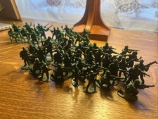 LOT OF 70 PLASTIC SOLDIERS GREEN ARMY MEN 1.5-2  Many Poses, Standing On Bases