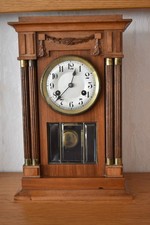 Junghans Tisch Uhr, Uhr l&auml;uft und schl&auml;gt.