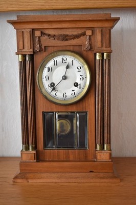 Junghans Tisch Uhr, Uhr läuft und schlägt.