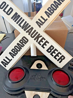 Vintage altes Milwaukee Bier Eisenbahnübergang X Schild beleuchtet nicht funktionsfähig