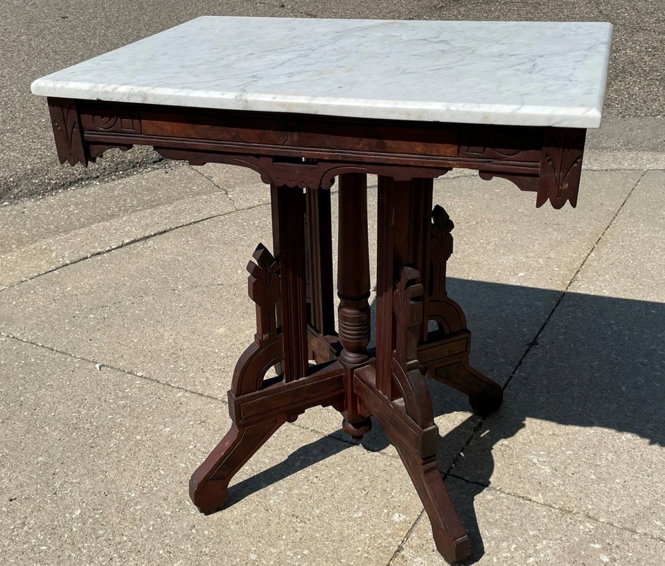 Antigua mesa victoriana gótica italiana con tapa de mármol blanco madera de caoba burl 29" Foto 2 de 4