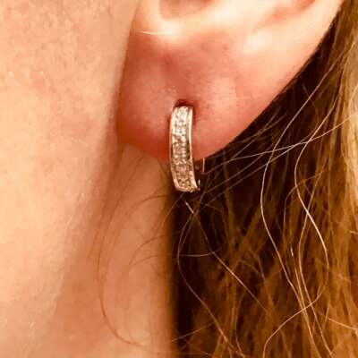 Kleine Huggie-Creolen 0,1 ctw natürlicher Diamant massiv 14 kt Weißgold 12 mm
