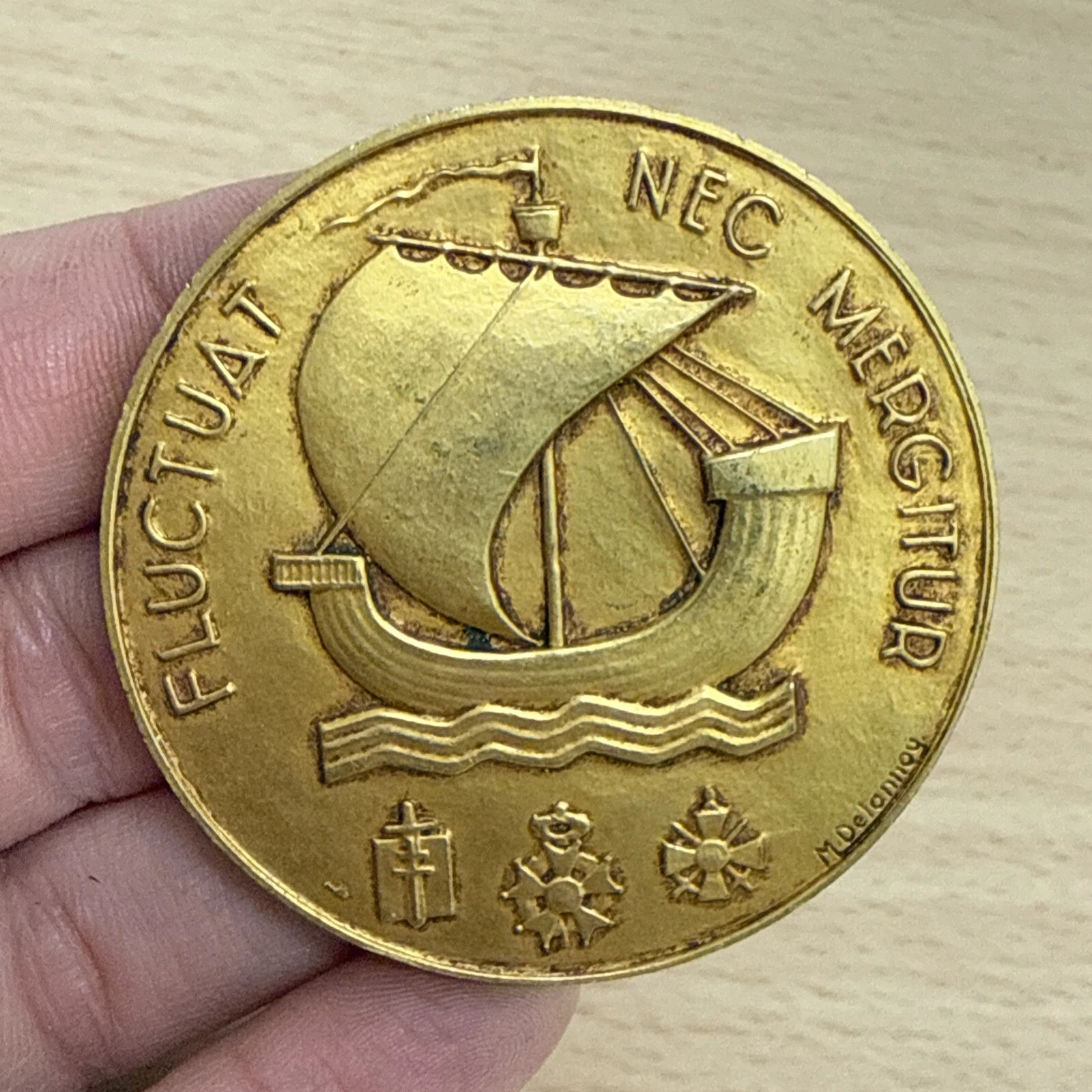 Médaille Fluctuat Nec Mergitur Ville De Paris À M Et Mme Pierre Leaud En Bronze