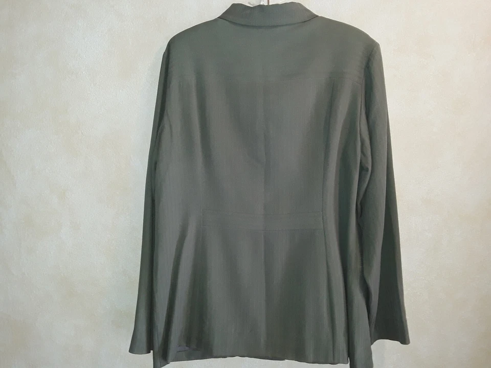 Tommy Bahama Women’s Sage Green Silk Pant Suit. Size Medium - Image 3 of 4