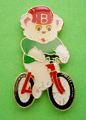 F707*) Emaille weiß Barnardo s Teddybär auf Fahrrad Fahrrad Brosche Krawatte Anstecknadel