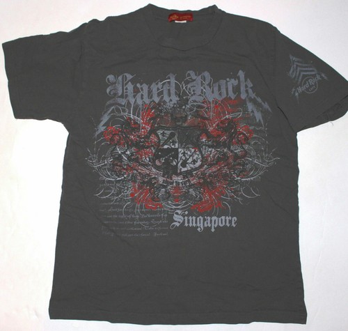 Camiseta Hard Rock Cafe Singapur Pequeña Cresta de Música Aquellos A Punto de Rock Militar - Imagen 3 de 4