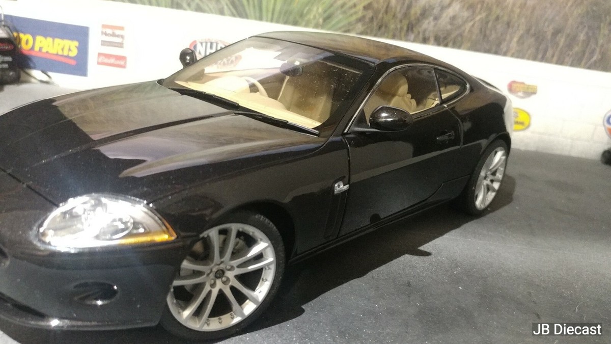 【中古】AUTO art JAGUAR XK 2006 COUPE 1:18 1:18 AutoArt 2006 Jaguar XK Coupe Black & Midnite Blue