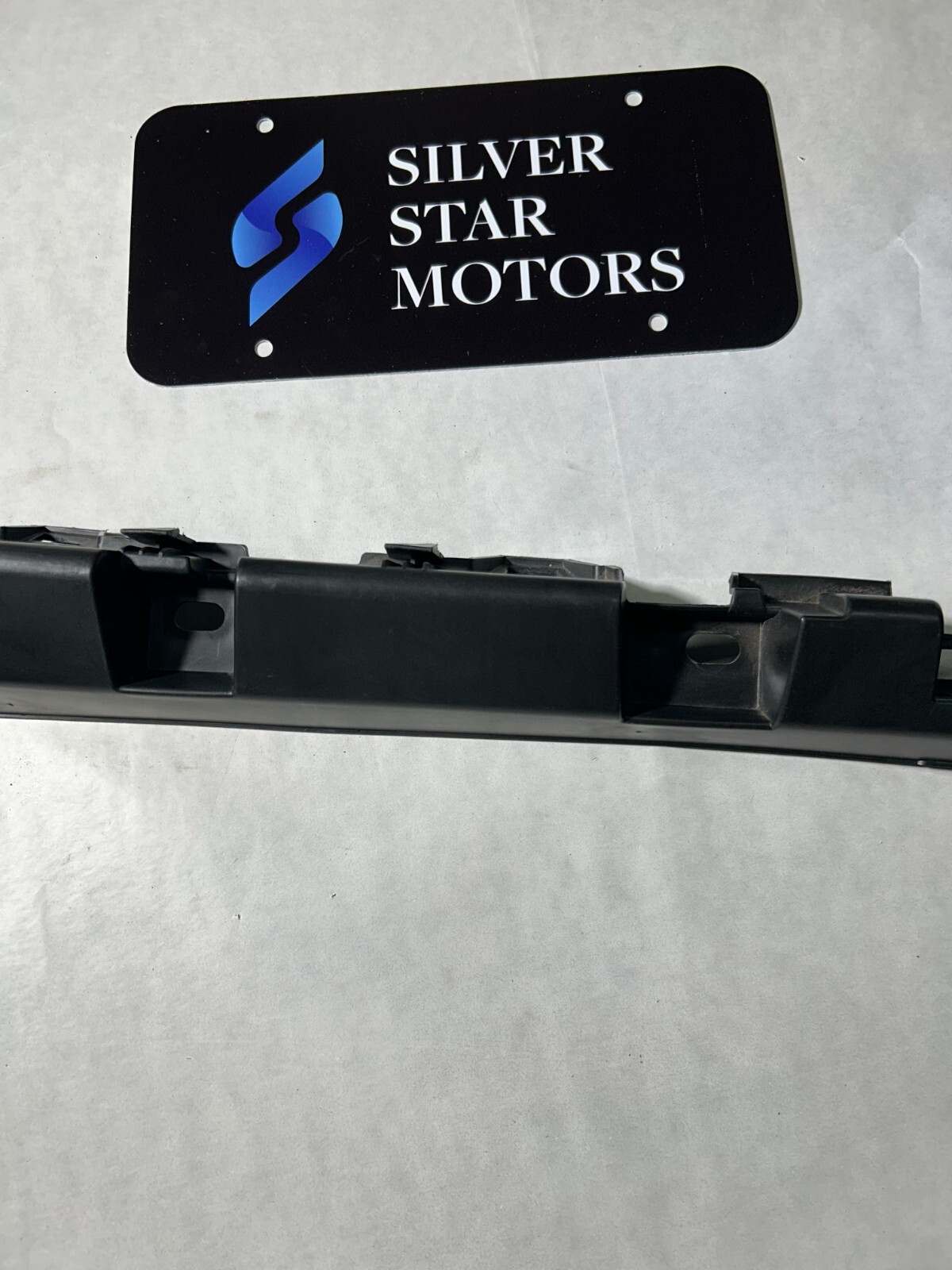 AUDI R8 COUPE OEM RIGHT Front SIDE Skirt Rocker Panel Mount Bracket 420853922