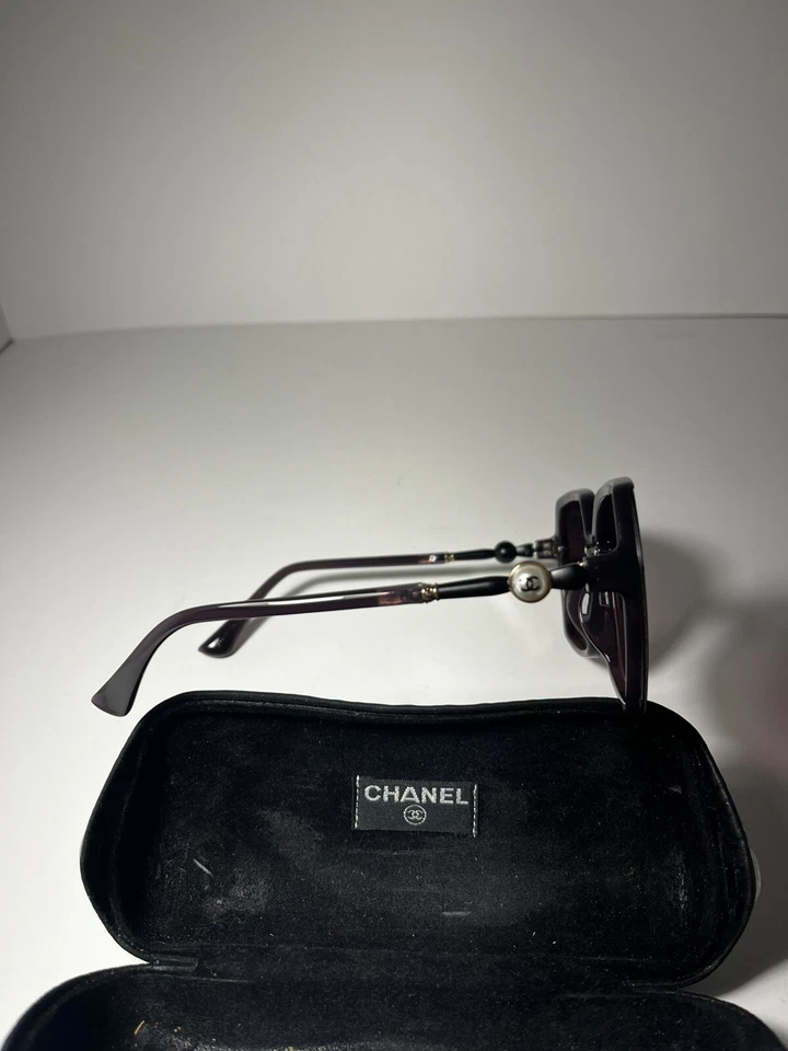 Óculos de sol CHANEL autêntico, preto fosco/roxo feito na Itália - Imagem 4 de 4