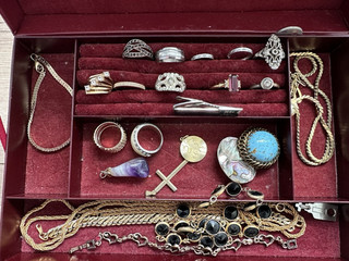 Schmuck Sortiment: Kette Armbänder Broschen Uhren aus Nachlass Schmuck Konvolut