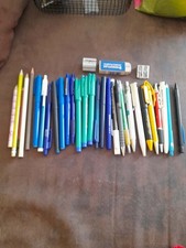 Lot 32 Fournitures de bureau , école - stylos , crayons