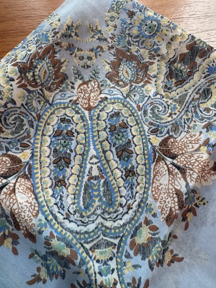 Винтажный квадратный шарф из шелковой смеси Cacherel 25 дюймов с узором пейсли синий, коричневый, желтый - Изображение 3 из 4