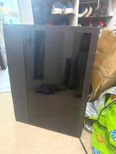 Schwarzer Flachbildschirm TV/Monitor mit Drehgelenk-Standfuß
