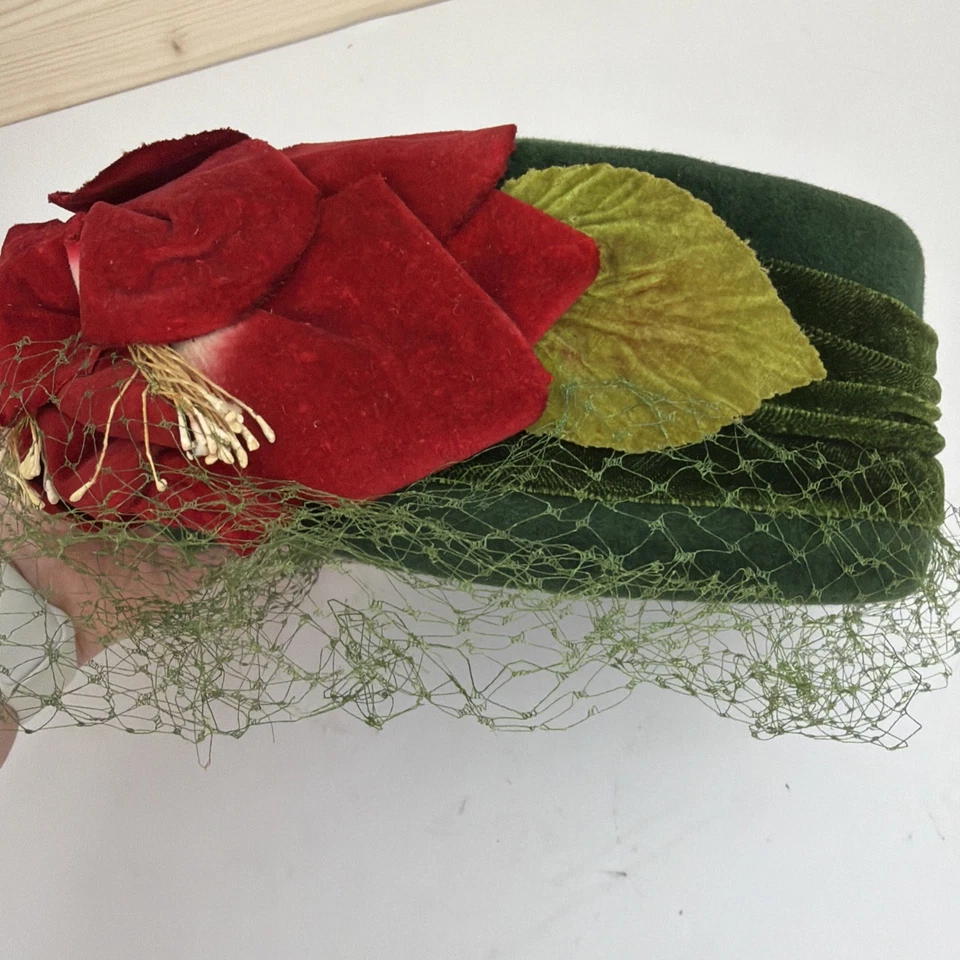 Sombrero de fieltro Neiman Marcus vintage años 40 con flores y velo - Hecho en Checoslovaquia Foto 4 de 4