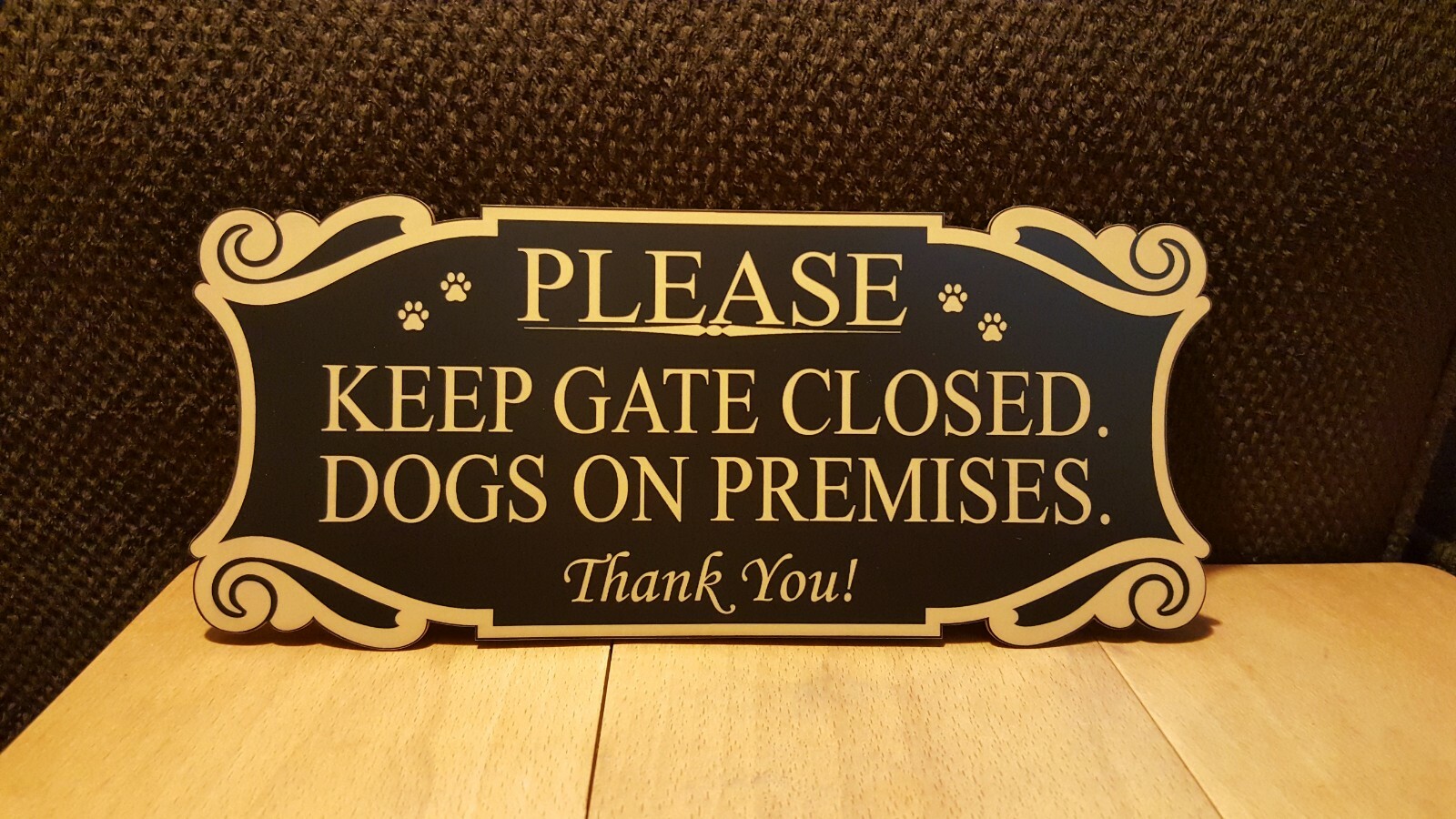 как выглядит Please Keep Gate Closed Dogs On Premises Sign Indoor/Outdoor Yard, Patio, Gaden фото