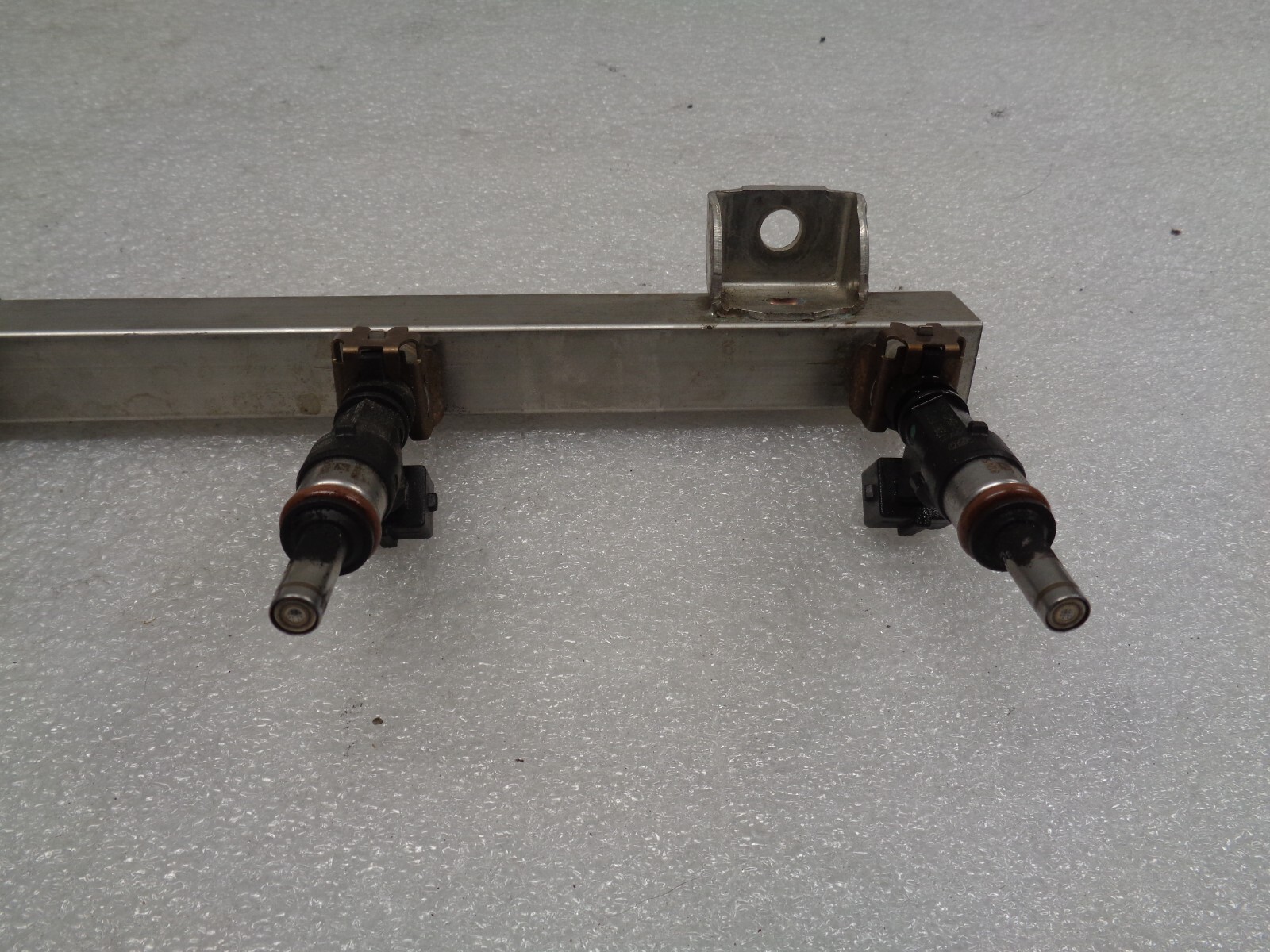 04-08 Maserati Quattroporte 4.2L Left Driver Fuel Rail w/Injectors OEM AK2209290