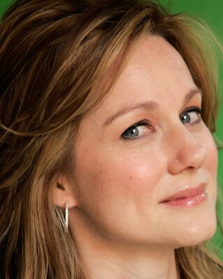 LAURA LINNEY 8x10 PHOTO *
