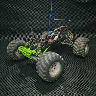 TRAXXAS MONSTER JAM GRAVE DIGGER STAMPEDE 1/10 Scale Runs 