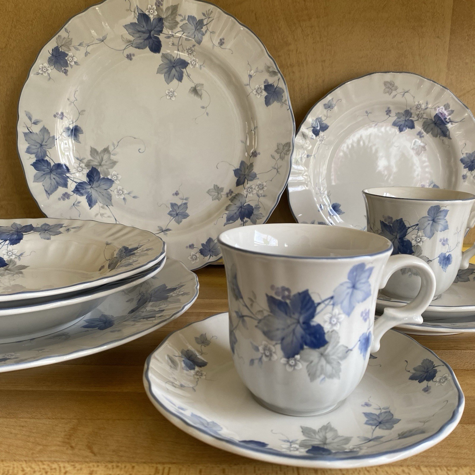 Mikasa Fine China Vintage (1987-1990) Dinnerware Set 10 Pc A