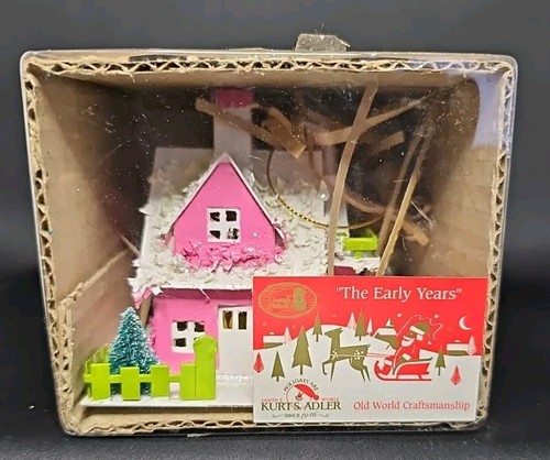 Kurt S. Adler Villaggio Di Natale Con Luci LED E Movimento - Casa Musicale 20 Cm - Babbo Natale E Renne Volanti