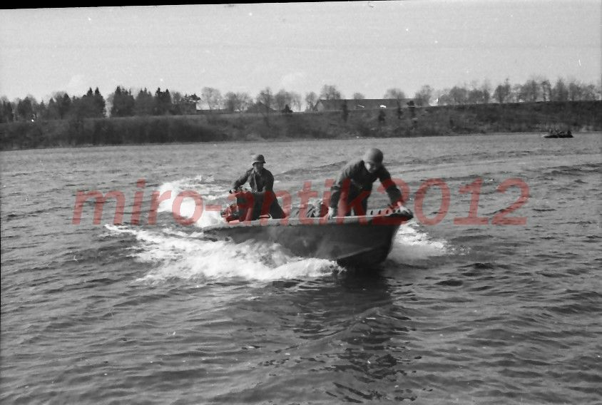Foto negativa, WK2, comp. pone sobre el río, lancha a motor con fueraborda, 5...
