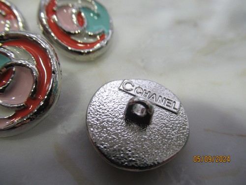 CHANEL 2 BUTTONS SILVER CC LOGO 17 MM NEW LOT 4 pc SET - Picture 3 of 5