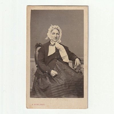 Bury, Lille - Frau sitzend und Kopfschmuck - schöner Stoffkontrast - CDV ca 1870