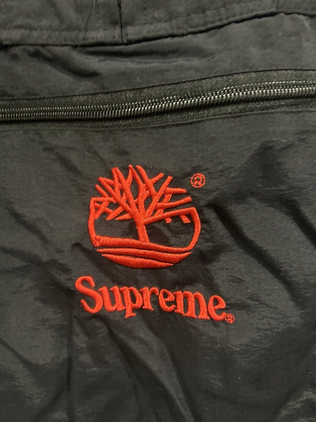 Chaqueta Anorak Supreme Timberland 2021 Ss21 Con Bordado Grande En La Expalda - product detail image 2