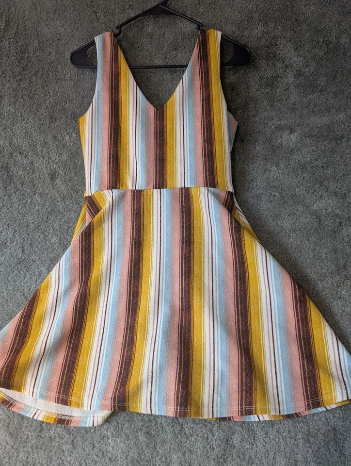 Vestido sin mangas vibrante a rayas IZ Byer cuello en V talla M botón delantero línea A Foto 2 de 4