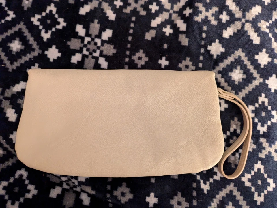 Bolso sin asas Mud Pie beige o hueso imitación cuero muñeca estrella de mar dorado Foto 2 de 4