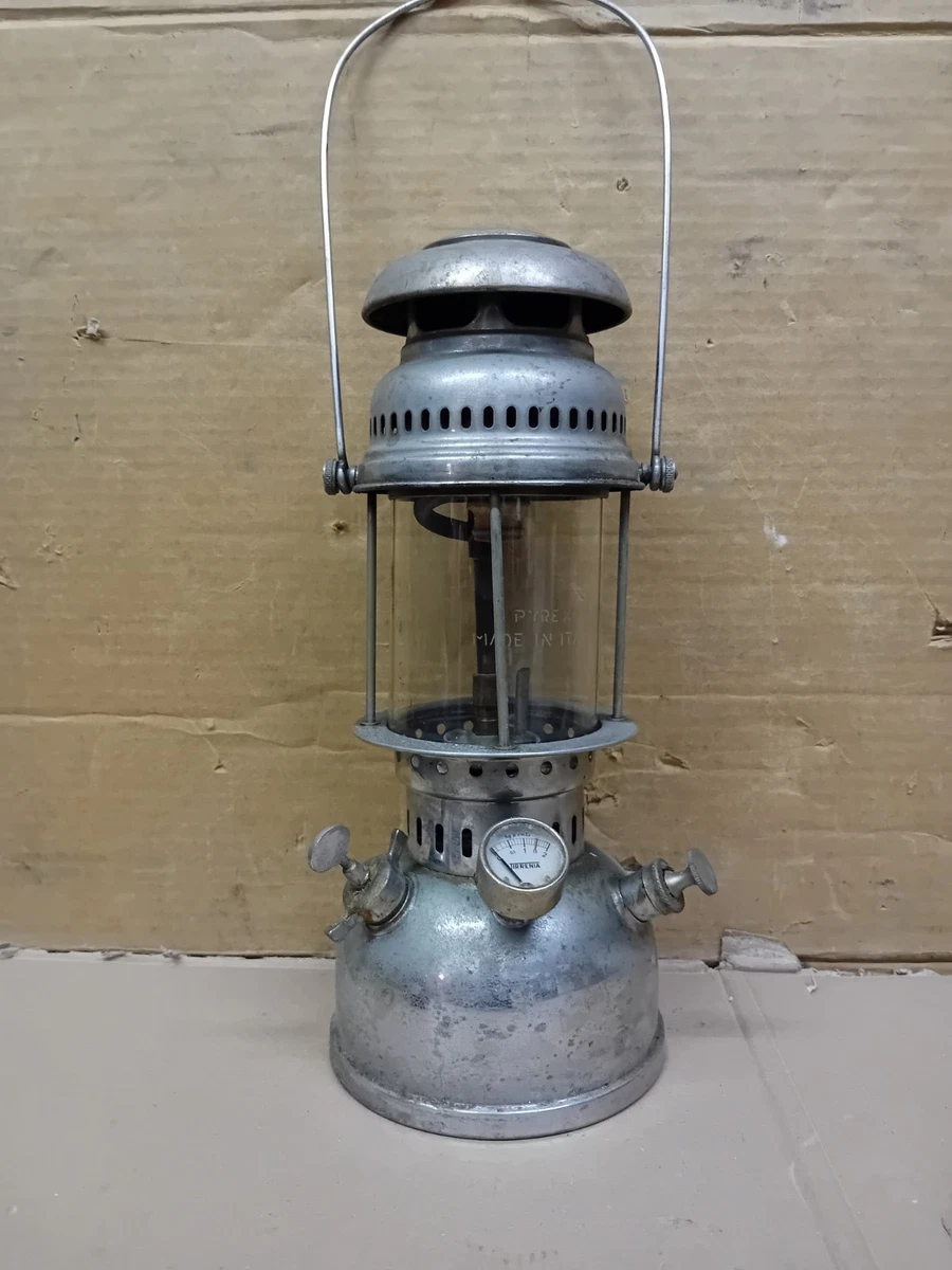 Lampada a petrolio – Nero – Ideale per la costruzione del presepe – Assicura un'atmosfera suggestiva – Già montata – con spina e cavo – 3,5 – 4,5 Volt – C336294