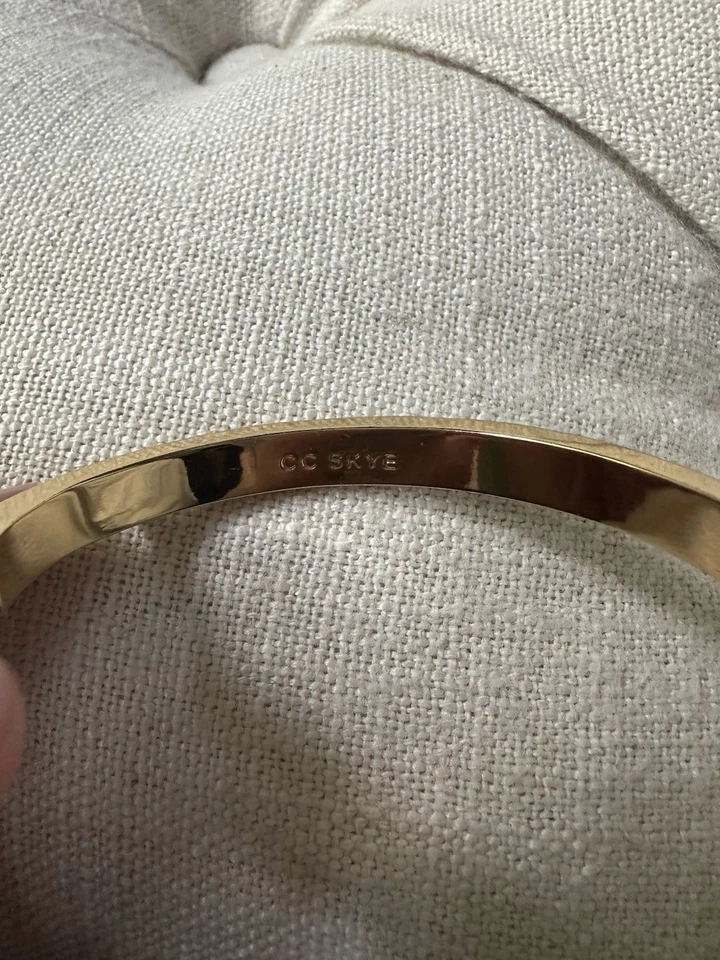 CC Skye pulseira de dobradiça cravejada folheada a ouro celebridade favorita - Imagem 3 de 4