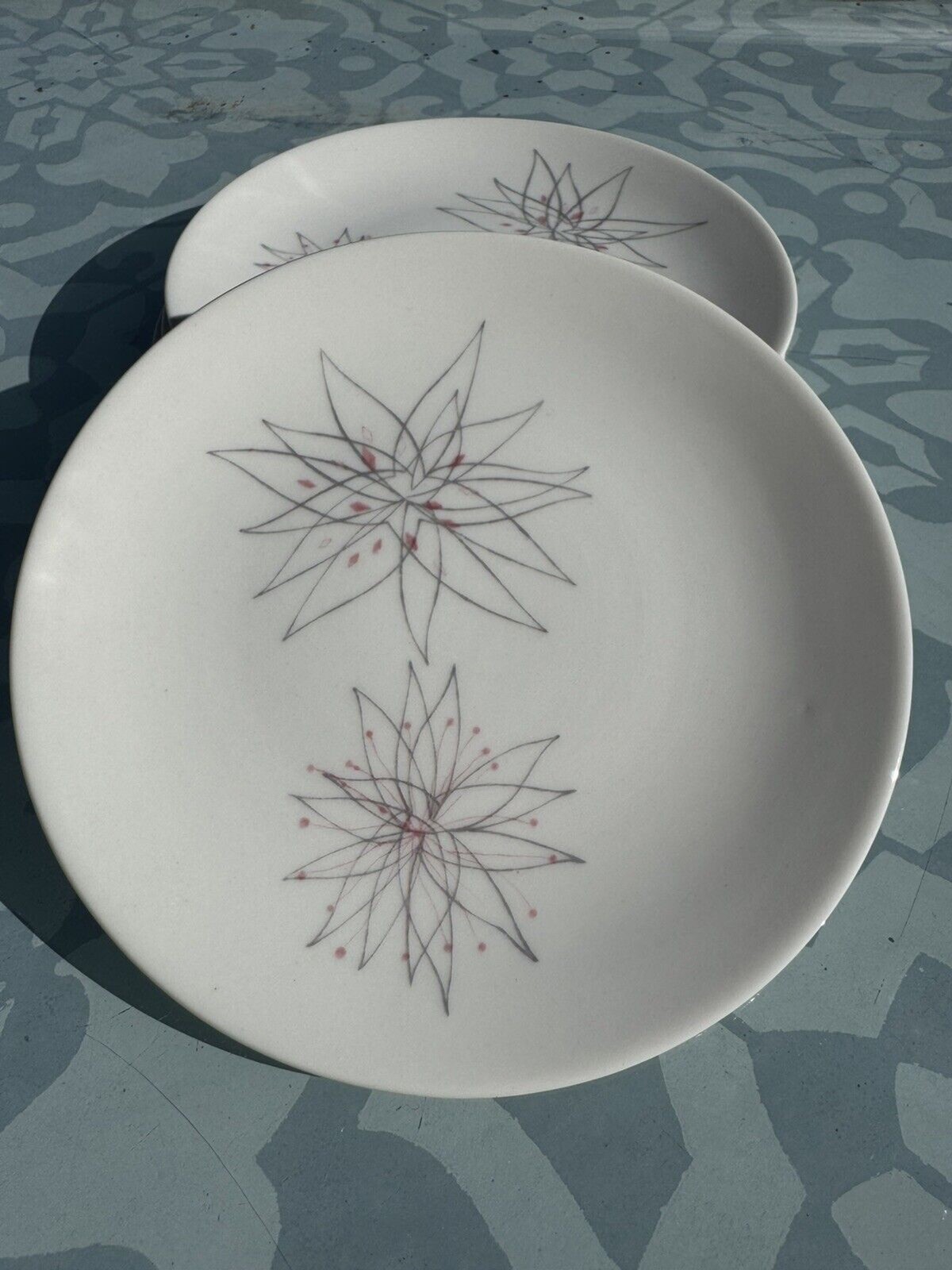 MCM Caribe Pink Fancy Atomic Starburst Plates Set of 4 White Gray Dinnerware VTG