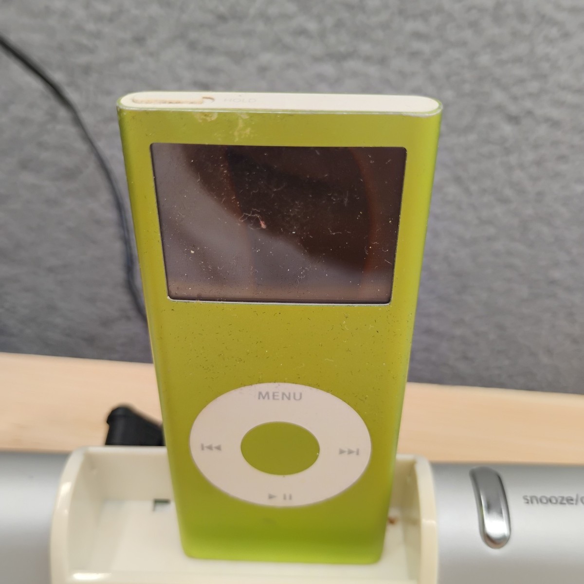 Apple iPod Nano 2nd Generation 4GB Green MP3 Music Player A1199 w