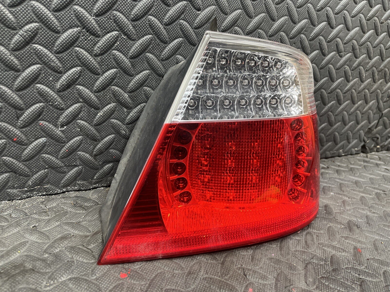 2003-2006 BMW E46 Right Rear Passenger Side Tail Light OEM 6937454  