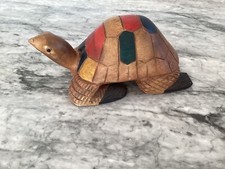 Tartaruga di legno intagliata e decorata a mano