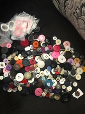 LOT OF 300 DIFFERENT ASSORTED BUTTONS SEWING CRAFTS