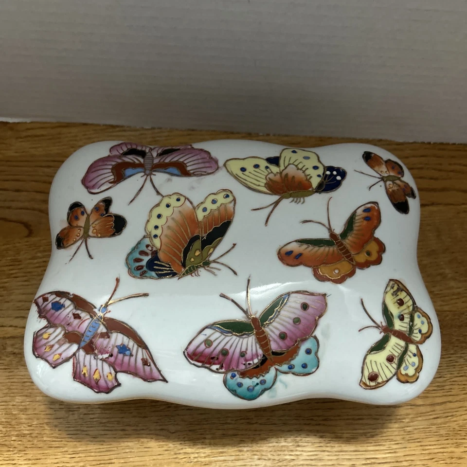Caja de baratijas de cerámica con mariposas de varios colores y adornos dorados Foto 2 de 4