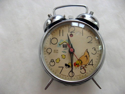 Ancien réveil mécanique vintage HERO avec dateur