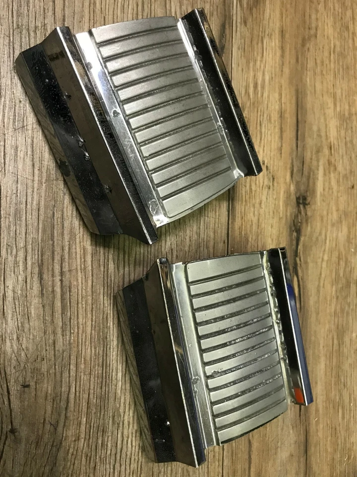 Pontiac Beaumont 1964 usado GM panel trasero juego de molduras finales  Foto 4 de 4