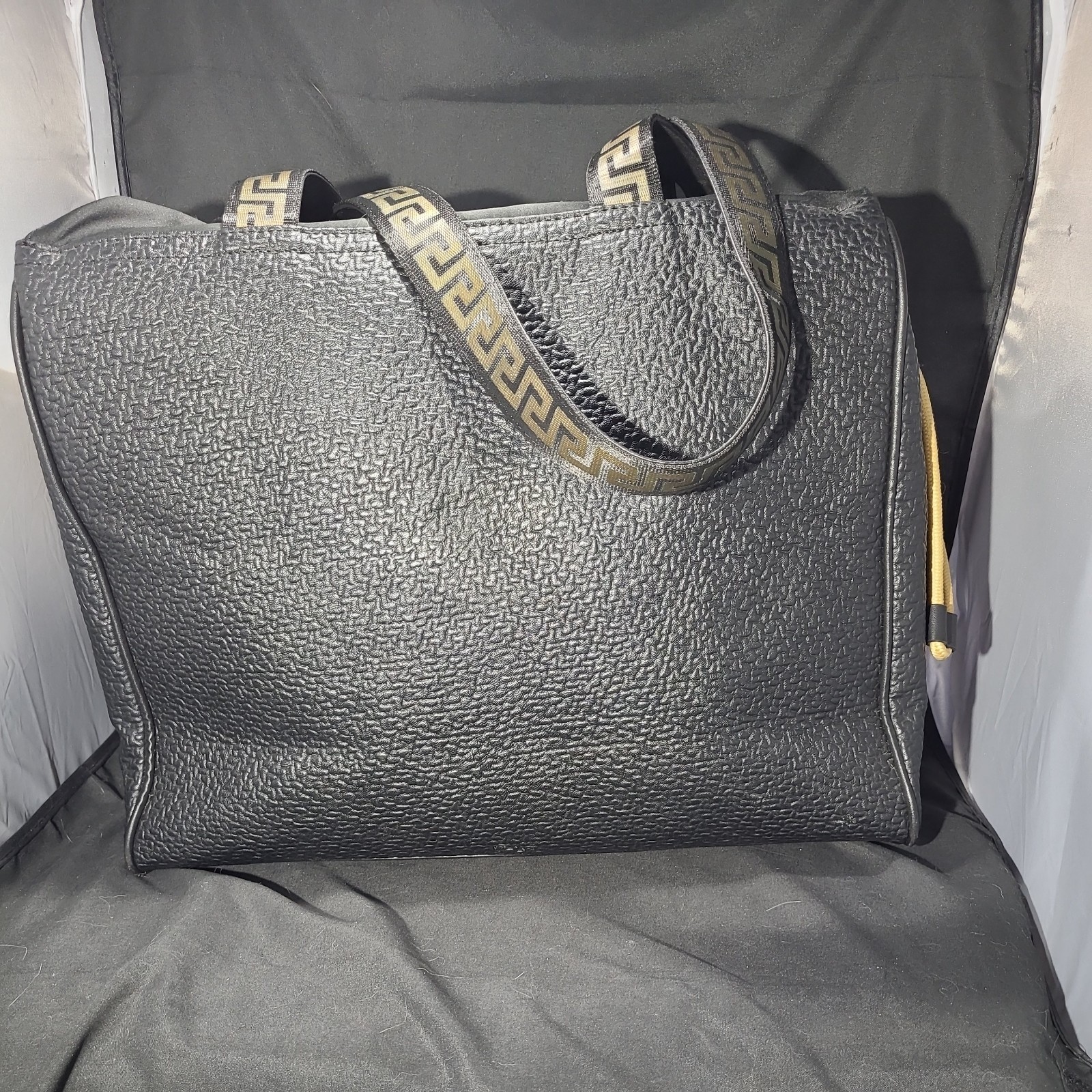 🔥 VERSACE PARFUMS BLACK E.U.C. FOLDING TRAVEL TOTE BAG. BLACK & GOLD DETAILS 🔥 image 6