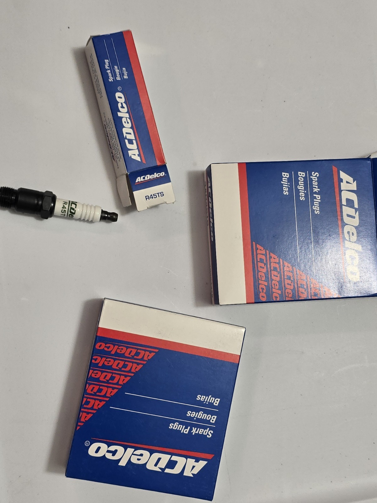 8 NEW OEM GM ACDelco Spark Plugs R45TS GM 19354415