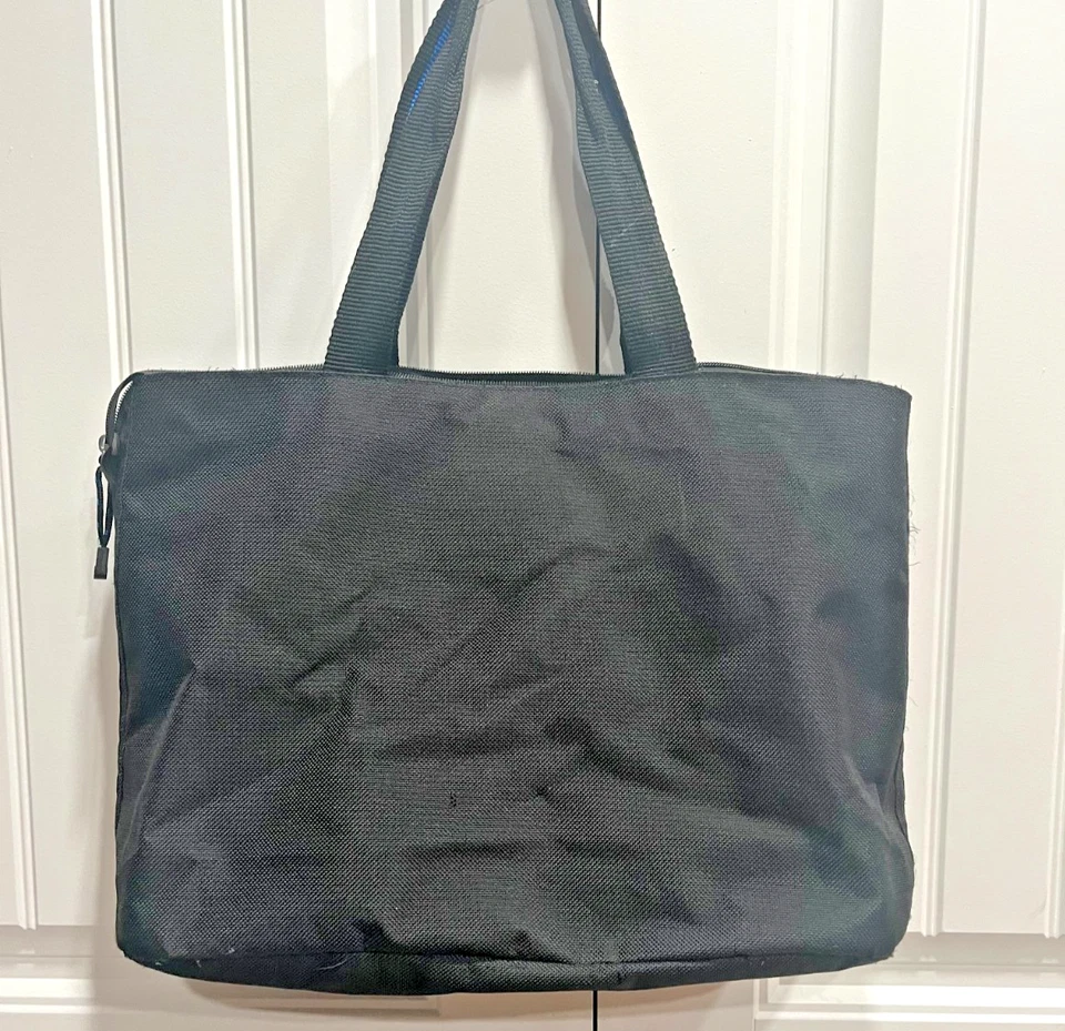 Женская сумка-тоут Nautica - черная с синим принтом - приблизительный размер 19x12 для тренажерного зала - Изображение 2 из 4