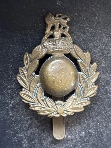 Royal Marine Commando, Genuine British Cap Badge. WW2 Green Beret
