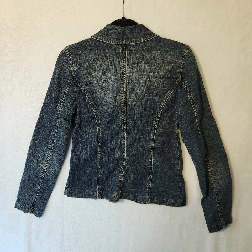 Chaqueta estilo blazer de mezclilla Baccini para mujer talla S pedrería adornada y botones Foto 2 de 4