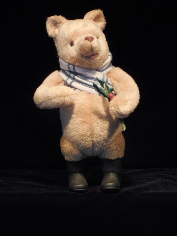R. John Wright "Holiday Winnie-the-Pooh" LE 0795/1000 Disney Convention 1997